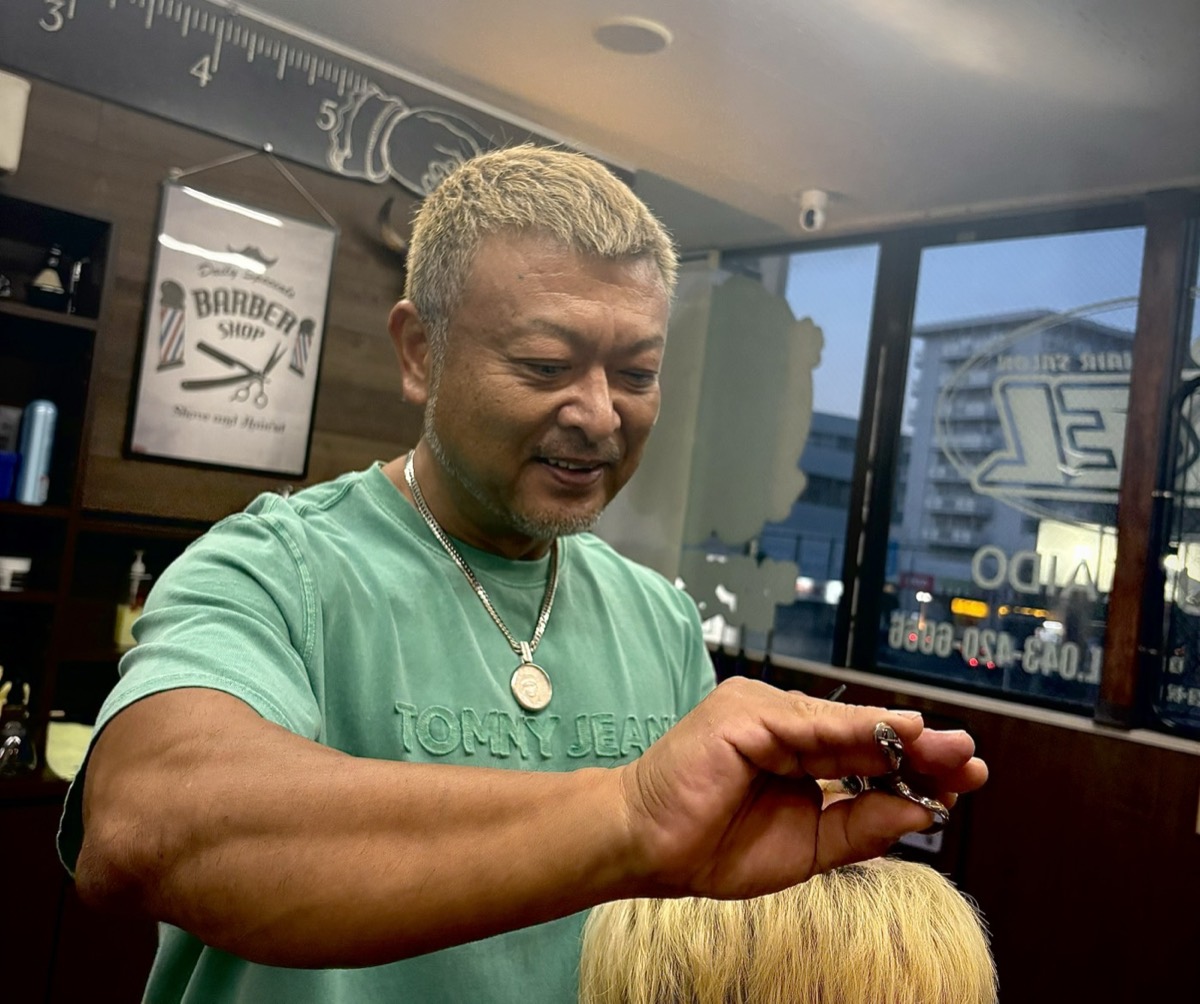 カットを担当するスタイリスト